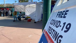 Letrero de pruebas gratis de COVID-19 en la garita de San Ysidro