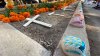 Activistas conmemoran el Día de los Muertos con altar en la frontera