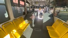 interior de sillas amarillas del autobus morado para mujeres en Tijuana