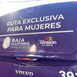 Parte trasera de autobús morado de Volvo lee: Ruta exclusiva para Mujeres