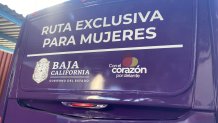 Parte trasera de autobús morado de Volvo lee: Ruta exclusiva para Mujeres