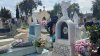Decenas de familias llegan a los panteones de Tijuana