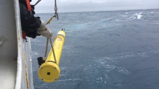 investigadores sueltan una boya de investigacion en el oceano austral