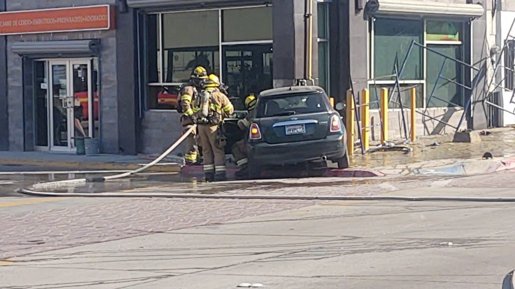 auto se estrella contra un negocio en Tijuana