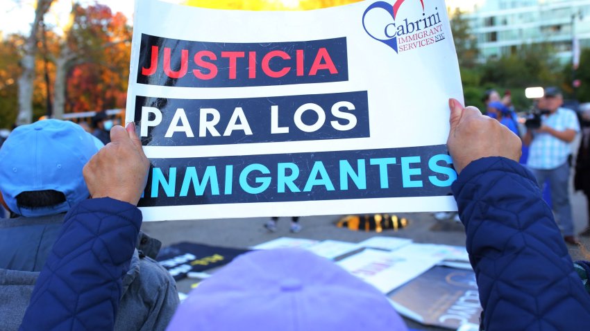 Letrero que lee Justicia para los Inmigrantes