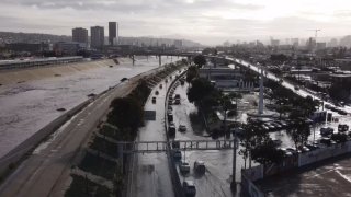 Vista de la vía rápida de Tijuana tras un día de lluvia