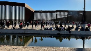 Cientos de migrantes esperan en la frontera Yuma tras reinicio de “Quédate en México”