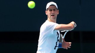 El astro del tenis mundial, Novak Djokovic, volvió a entrenar en una cancha en Melbourne, el martes.