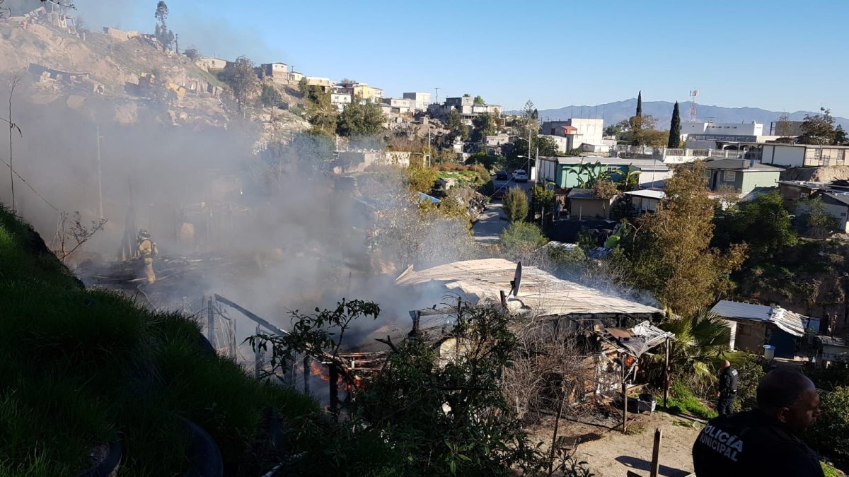 Incendio quema varias casas en la colonia Sánchez Taboada en Tijuana –  Telemundo San Diego (20)