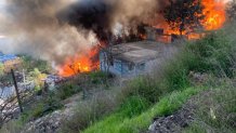 Bomberos en Tijuana combaten incendio de viviendas