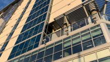 Vista del edificio en el que cayó una persona limpiando ventanas