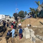 migrantes trabajan para ampliar albergue Ágape en Tijuana