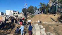 migrantes trabajan para ampliar albergue Ágape en Tijuana