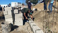Migrantes trabajan en ampliación de albergue en Tijuana