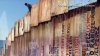 Migrantes se brincan el muro fronterizo en Tijuana