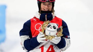 La medallista de plata Jaelin Kauf de Estados Unidos durante la ceremonia de la final de mogul femenino en Genting Snow Park durante los Juegos Olímpicos de Invierno de 2022.