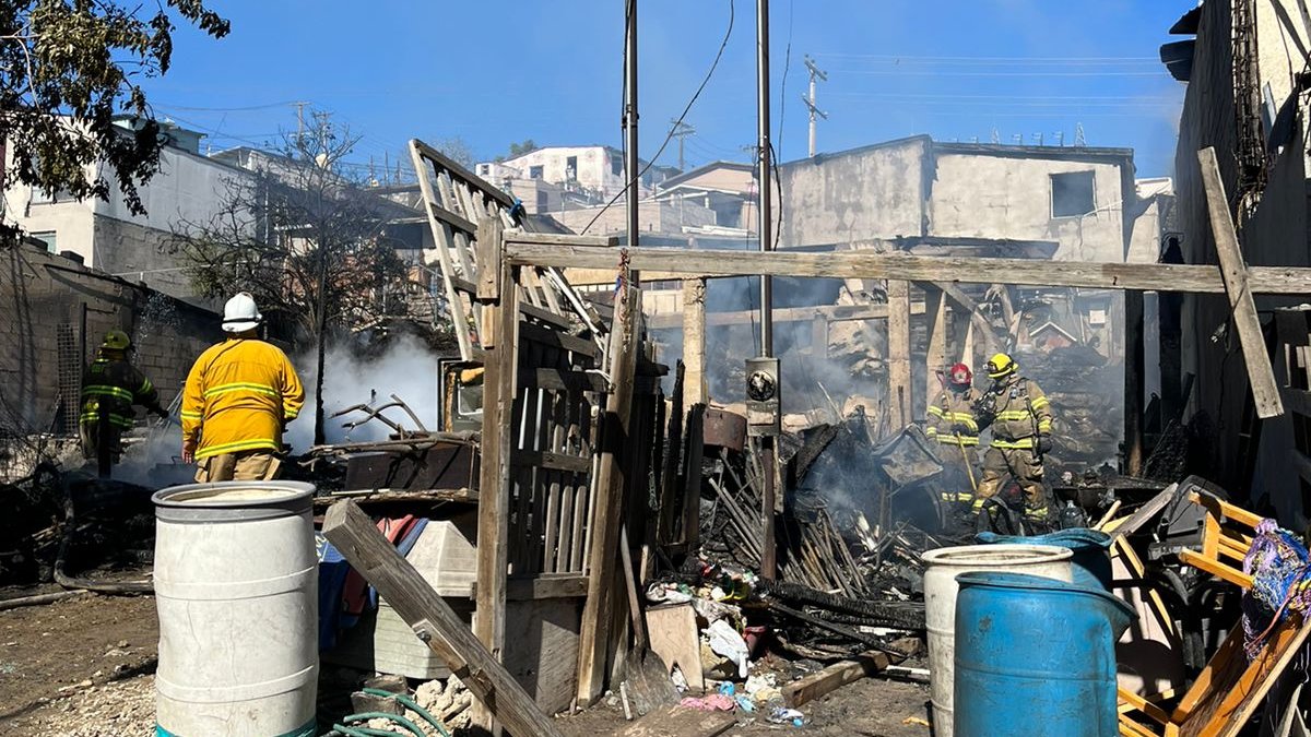 Incendio de viviendas en Tijuana deja 8 muertos Telemundo San Diego (20)