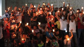 Migrantes en Chiapas protestas con veladoras encendidas