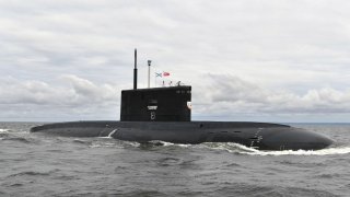 Soldados de la Armada rusa se paran en el submarino de clase Kilo (diésel-eléctrico) 'Petropavlovsk-Kamchatsky' mientras participan en el desfile del Día de la Armada, que celebra el 325 aniversario de la Armada rusa, en San Petersburgo el 25 de julio de 2021 (Foto de Alexey NIKOLSKY/SPUTNIK/AFP) (Foto de ALEXEY NIKOLSKY/SPUTNIK/AFP vía Getty Images)