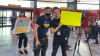 Reciben con brazos abiertos a ucranianos en Aeropuerto Internacional de Tijuana