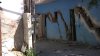 Hasta con los techos de lámina, residentes en Camino Verde en Tijuana desalojan tras deslizamientos