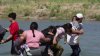 Jóvenes salvan la vida de migrantes en el río Bravo