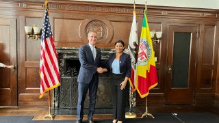 Eric Garcetti y Montserrat Caballero Ramírez, alcaldes de Los Ángeles y Tijuana respectivamente, durante una visita de Garcetti a Tijuana.