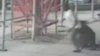 Policía: arrastra a madre por los pelos para arrebatarle la cadena frente a su hijo