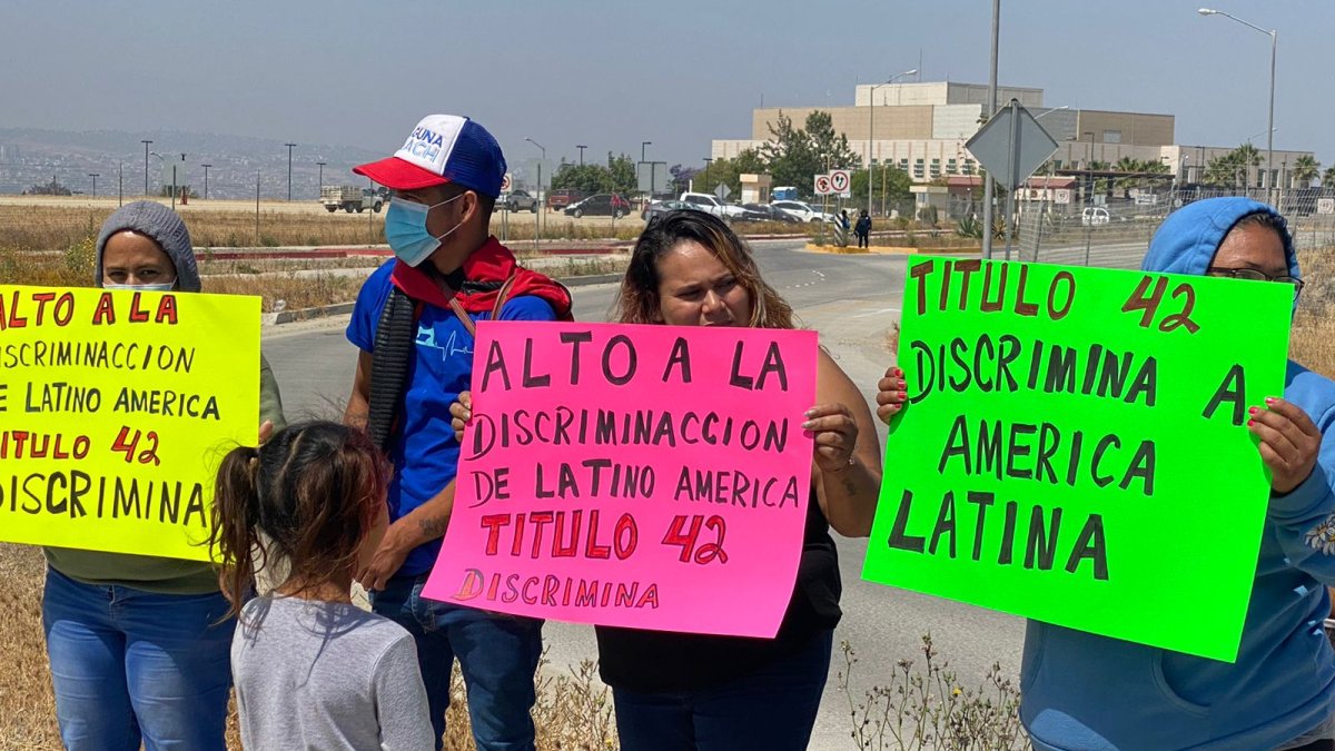 Migrantes Frente Al Consulado De Eeuu En Tijuana Exigen Fin A Título 42 Telemundo San Diego 20 