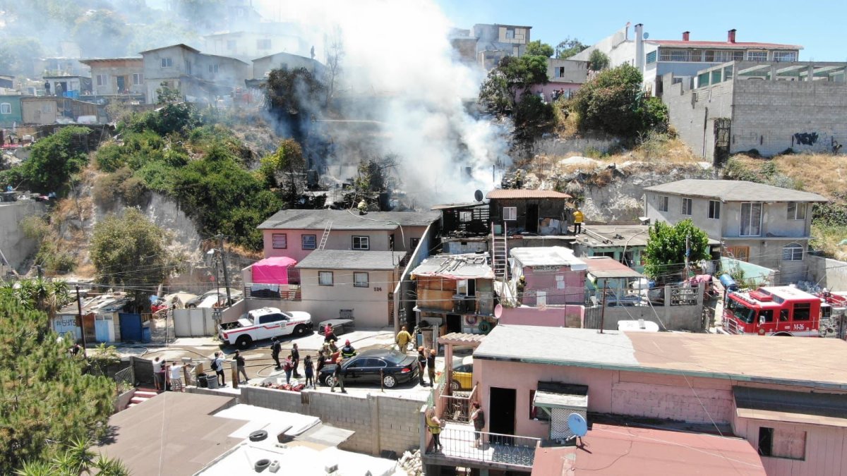 Incendio de viviendas en Tijuana destruye tres casas y daña una cuarta –  Telemundo San Diego (20)