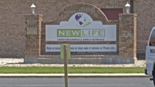 Muro con el letrero de la New Life Christian Church and World Outreach