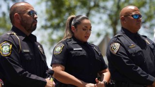 Tres oficiales de policía de Uvalde, Texas, durante una conferencia de prensa sobre el tiroteo escolar ocurrido en la escuela primaria Robb.