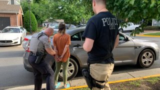 Dos oficiales arrestan a una mujer