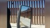 Cruce ilegal de migrantes sigue en Tijuana, a pesar de tragedia mortal en Texas