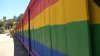 Vándalos captados por la cámara pintando con aerosol sobre la bandera del Orgullo Gay en casa de Scripps Ranch