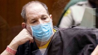 El exproductor de cine Harvey Weinstein escucha en la corte durante una audiencia previa al juicio.