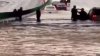 En video: decenas de personas son rescatadas de sus autos atrapados en inundaciones