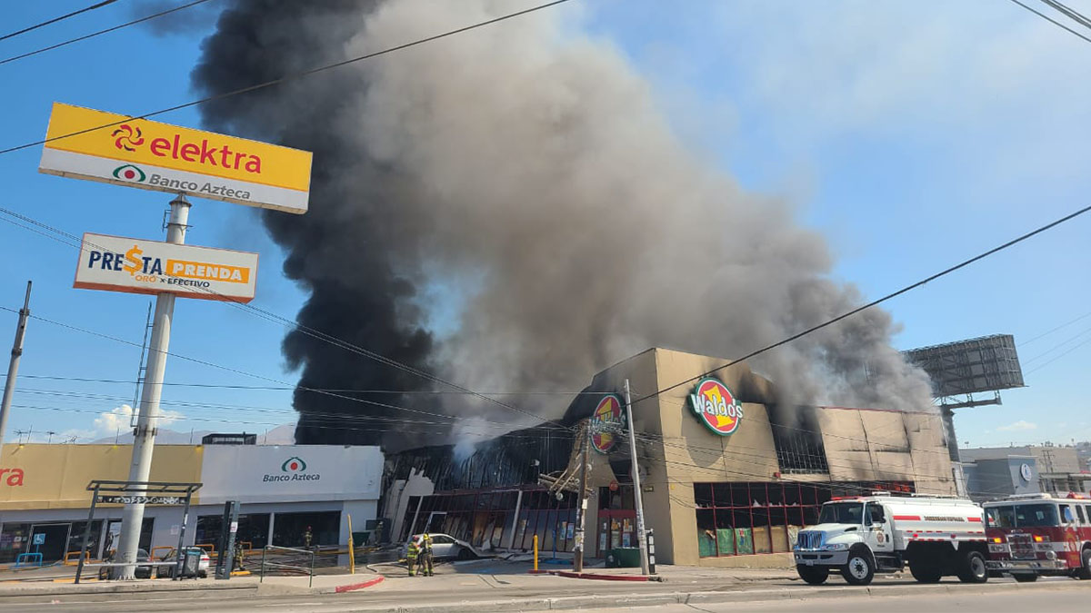 Incendio en bodega de Waldos en Tijuana
