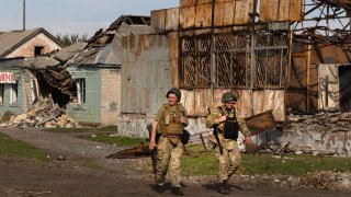 Soldados ucranianos recorren la ciudad de Kupiansk el sábado, luego que fuera abandonada por loos rusos.