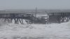 En video: el instante del colapso de un inmenso muelle por la furia del huracán Ian