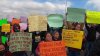 “Vine a pedir asilo a Estados Unidos y me rechazaron”: Protestan migrantes en “grito de auxilio” frente al consulado de EEUU en Tijuana