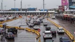 Decenas de vehículos hacen fila para cruzar la frontera hacia Estados Unidos por la garita de San Isidro hoy, en la ciudad de Tijuana, estado de Baja California (México). 8 de noviembre 2022.