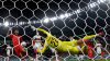 El portero de Portugal salva el balón para evitar otro gol de Corea del Sur