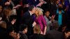 Video viral: ¿Jill Biden besó al esposo de Kamala Harris en la boca?