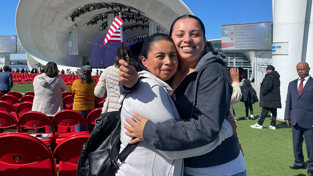 Mother and Daughter Become US Citizens – NBC 7 San Diego (20)