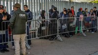Nueva política de EEUU deja con incertidumbre a migrantes varados en la frontera