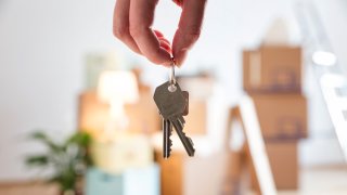 El estudio indica que, con una media salariar que ronda los $ 22 la hora, una persona promedio tendría que trabajar 98 horas a la semana para comprar un hogar en Salt Lake City, área en donde el precio medio de una casa ronda los $ 577,000.