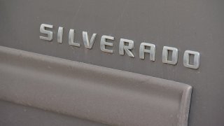 Se muestra un logotipo de una Chevrolet Silverado en una foto de archivo.