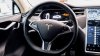 Investigan vehículos Tesla tras quejas de que los volantes pueden salirse al conducir