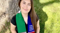 Estudiante hispana no podrá llevar chalina con bandera de México en su graduación tras fallo de juez